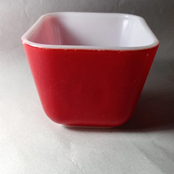 Vintage (1940's) Pyrex Small Casserole Dish No Lid - Picture 2 of 6
